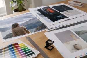 Pruebas impresas de una publicación con sangrado, marcas de corte y muestras de color preparadas para imprenta