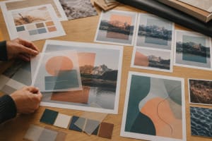 Mesa de diseñador con una composición fotográfica y recursos visuales reutilizables que representan Objetos Inteligentes de Photoshop
