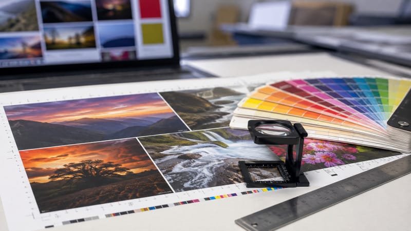 Prueba impresa con sangrado, muestras de color y herramientas de control gráfico