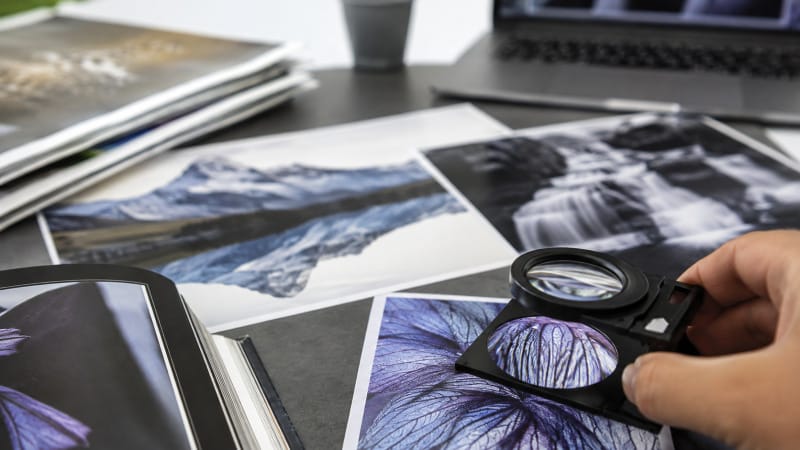 Mesa de diseño con fotografías y recursos vinculados preparados para una publicación
