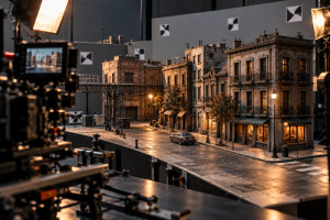 Maqueta física de una calle urbana en miniatura preparada para una producción de efectos visuales
