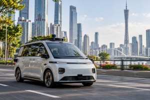 Robotaxi eléctrico moderno en una calle urbana de Guangzhou, preparado para pruebas de conducción autónoma